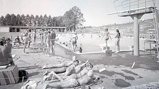 Badebetrieb im neuen Geisenhausener Freibad, etwa um 1971. Die Baukosten - ohne Grundstückskäufe - lagen damals bei 730.000 D-Mark. Badebetrieb im neuen Geisenhausener Freibad, etwa um 1971. Die Baukosten - ohne Grundstückskäufe - lagen damals bei 730.000 D-Mark.