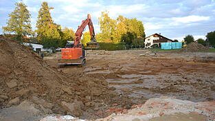 Mit massiven Erdbewegungen haben dieser Tage die Arbeiten f&uuml;r den Neubau des Kindergartens begonnen. Dies l&auml;sst den Umriss des k&uuml;nftigen Geb&auml;udes schon erkennen. Um den Untergrund steht es leider nicht zum besten, das einen Mehraufwand beim Bodengutachten zur Folge hatte.