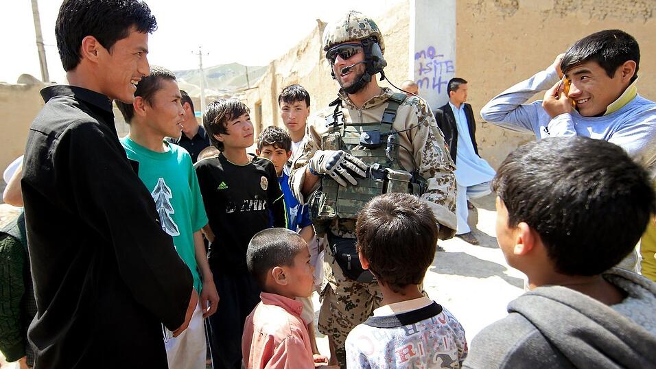 Bevor Soldaten in den Auslandseinsatz gehen, lernen sie in einer speziellen Vorbereitung zum Beispiel, wie sie mit den Menschen dort umgehen müssen. (Foto: Bundeswehr/Andrea Bienert) Bevor Soldaten in den Auslandseinsatz gehen, lernen sie in einer speziellen Vorbereitung zum Beispiel, wie sie mit den Menschen dort umgehen müssen. (Foto: Bundeswehr/Andrea Bienert)