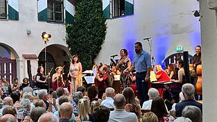 Stimmgewaltig zeigten sich Milo Hor&aacute;k und Jana Hor&aacute;kov&aacute; Levicov&aacute; (stehend, v. r.) bei Liedern aus Oper und Musical. Stanislava Klinzing (stehend, l.), Leiterin des Musikinstituts, war f&uuml;r die Liedauswahl des Abends wie das Dirigieren zust&auml;ndig.