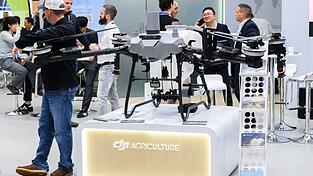 Eine Drohne des chinesischen Herstellers DJI. Die USA verhängen neue Zölle von bis zu 100 Prozent auf Drohnen aus dem Ausland. (Archivbild) Eine Drohne des chinesischen Herstellers DJI. Die USA verhängen neue Zölle von bis zu 100 Prozent auf Drohnen aus dem Ausland. (Archivbild)