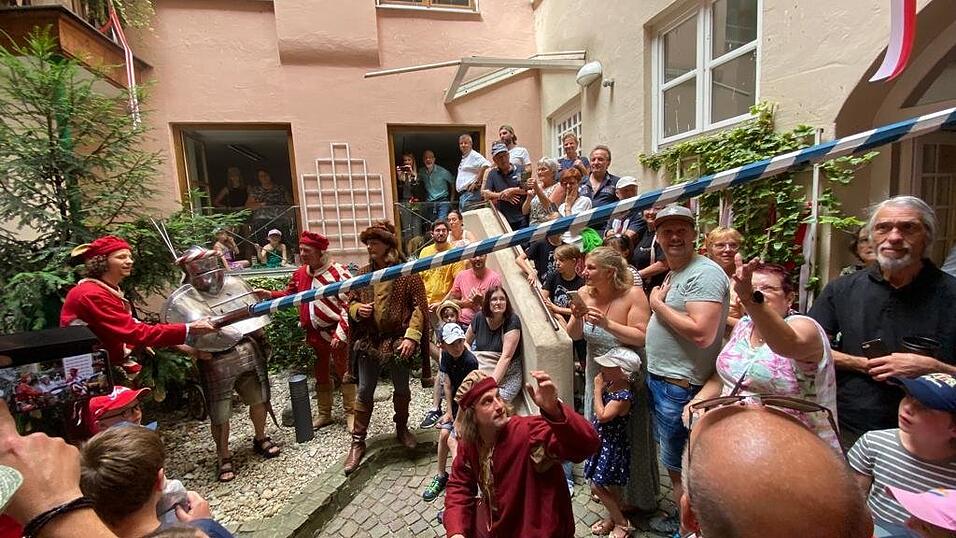 Die Ritter im LZ-Innenhof versuchen das Publikum irgendwie bei der Stange zu halten (h&ouml;h&ouml;).