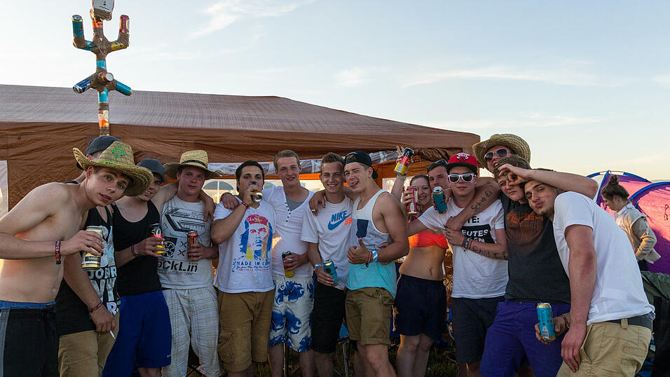Ein Streifzug durch das Campinggelände: Trotz heißer Temperaturen sind die Festivalbesucher bestens gelaunt. (Foto: Susanne Raith) Ein Streifzug durch das Campinggelände: Trotz heißer Temperaturen sind die Festivalbesucher bestens gelaunt. (Foto: Susanne Raith)
