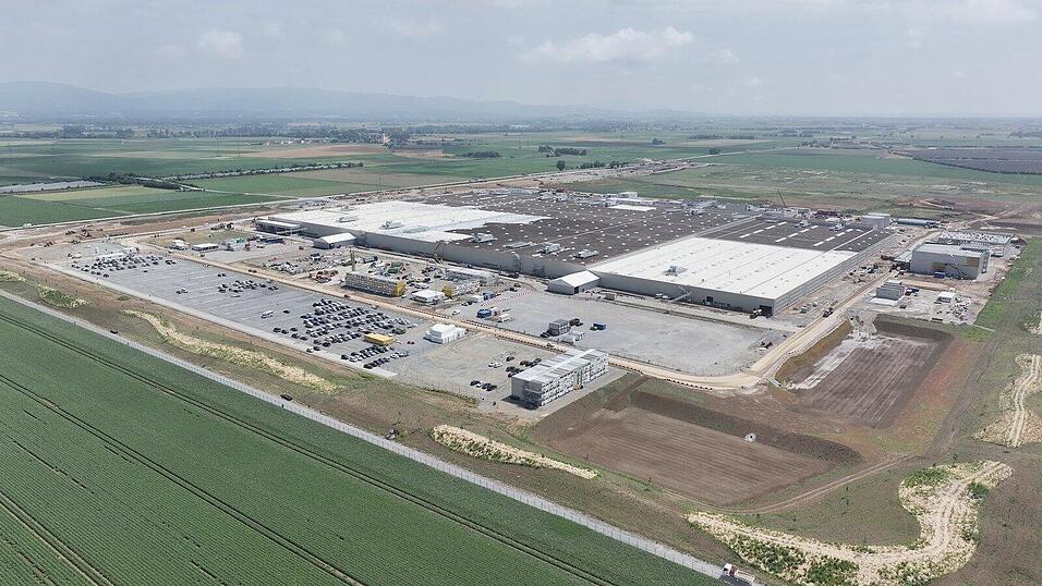 Vorerst sind die Pläne für eine Schienenanbindung im BMW-Werk Straßkirchen-Irlbach nach hinten verschoben. Vorerst sind die Pläne für eine Schienenanbindung im BMW-Werk Straßkirchen-Irlbach nach hinten verschoben.