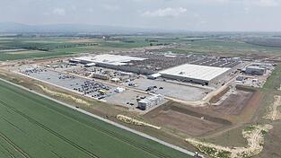 Vorerst sind die Pläne für eine Schienenanbindung im BMW-Werk Straßkirchen-Irlbach nach hinten verschoben.