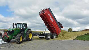 Abschiebekipper oder konventionelle Hydrauliksysteme sorgen für eine schnelle Entladung von Mais oder Grasschnitt am Fahrsilo.