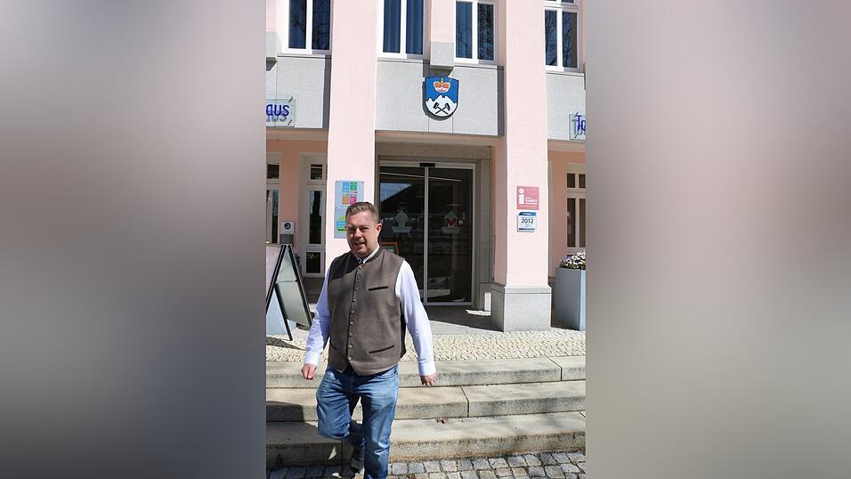 Bürgermeister Michael Adam befindet sich weiter im Krankenstand. Bürgermeister Michael Adam befindet sich weiter im Krankenstand.