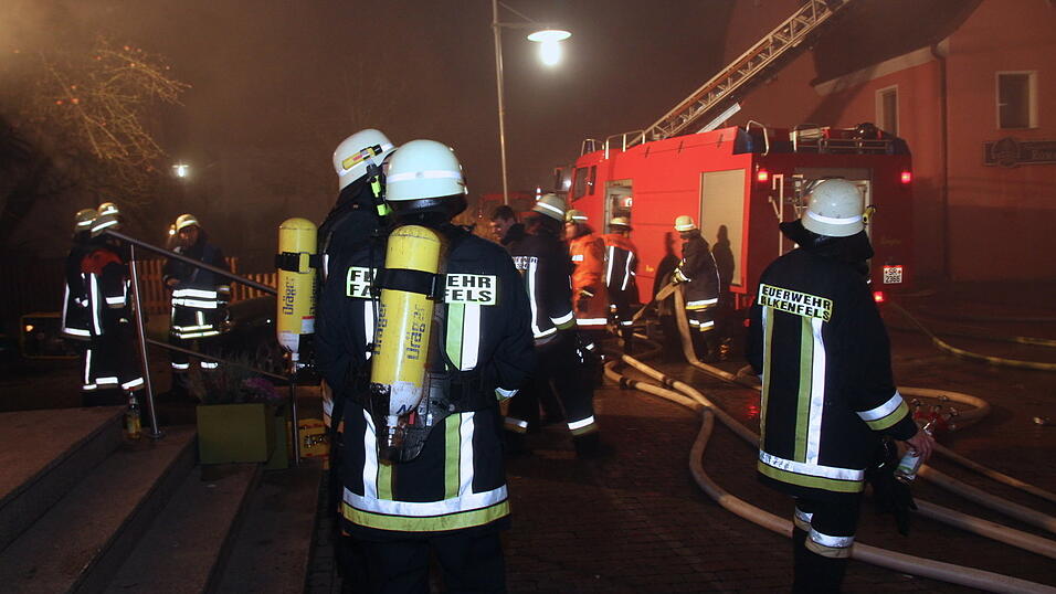 Die Kultdisko Penker in Ascha ist am frühen Mittwochmorgen in Flammen aufgegangen. Die Kultdisko Penker in Ascha ist am frühen Mittwochmorgen in Flammen aufgegangen.