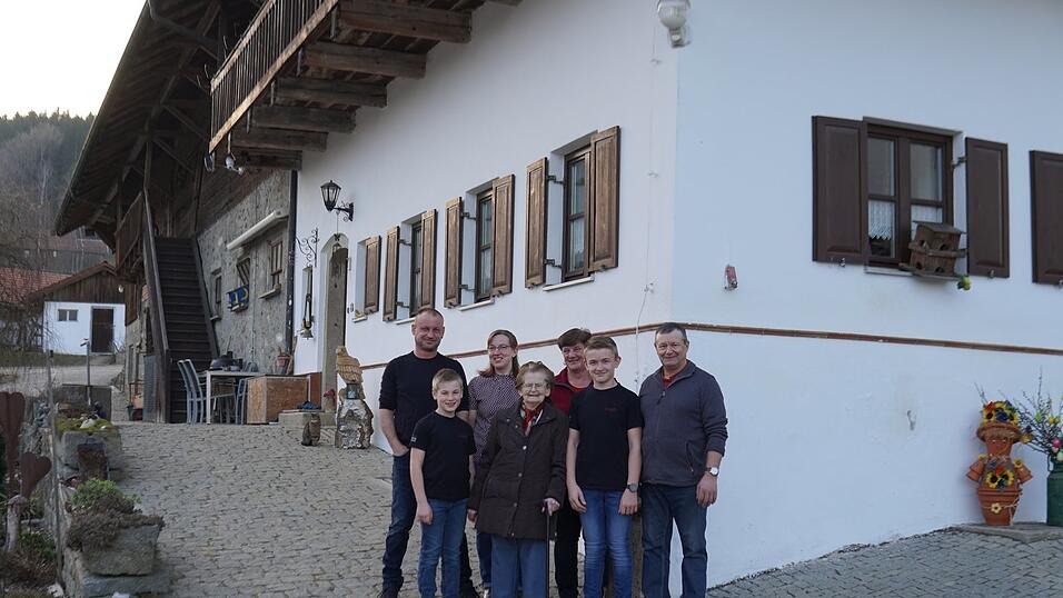 Ein Bild wie aus ganz alten Zeiten: vier Generationen, die gleichzeitig auf demselben Anwesen leben. Noch vor drei Jahren war das bei der Familie Zwickenpflug der Fall.