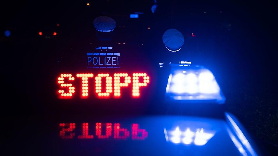 Nach einem Raubüberfall in der Oberpfalz fahndete die Polizei mit Streifenwagen und Hubschrauber nach den Tätern. (Symbolbild)