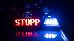 Nach einem Raubüberfall in der Oberpfalz fahndete die Polizei mit Streifenwagen und Hubschrauber nach den Tätern. (Symbolbild)