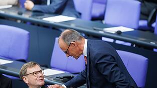 Außenkanzler und Außenminister: Friedrich Merz und Johann Wadephul (beide CDU) während der Generaldebatte zum Haushalt im Bundestag. Außenkanzler und Außenminister: Friedrich Merz und Johann Wadephul (beide CDU) während der Generaldebatte zum Haushalt im Bundestag.