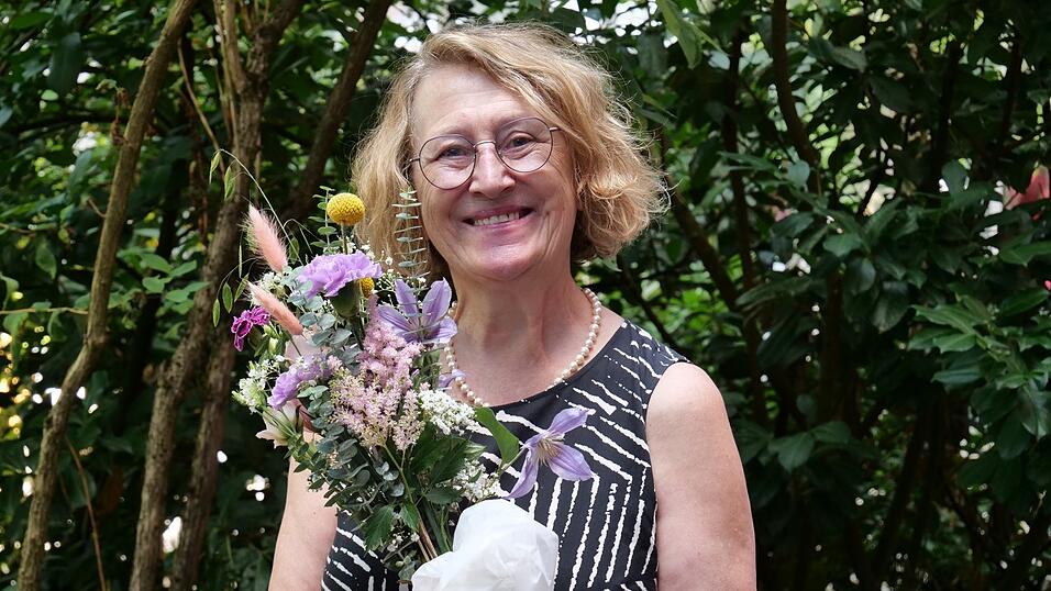Aus dem Kollegenkreis der Realschule wurden drei verdiente Lehrkräfte verabschiedet: Gabriele Atzinger geht in den Ruhestand. Aus dem Kollegenkreis der Realschule wurden drei verdiente Lehrkräfte verabschiedet: Gabriele Atzinger geht in den Ruhestand.