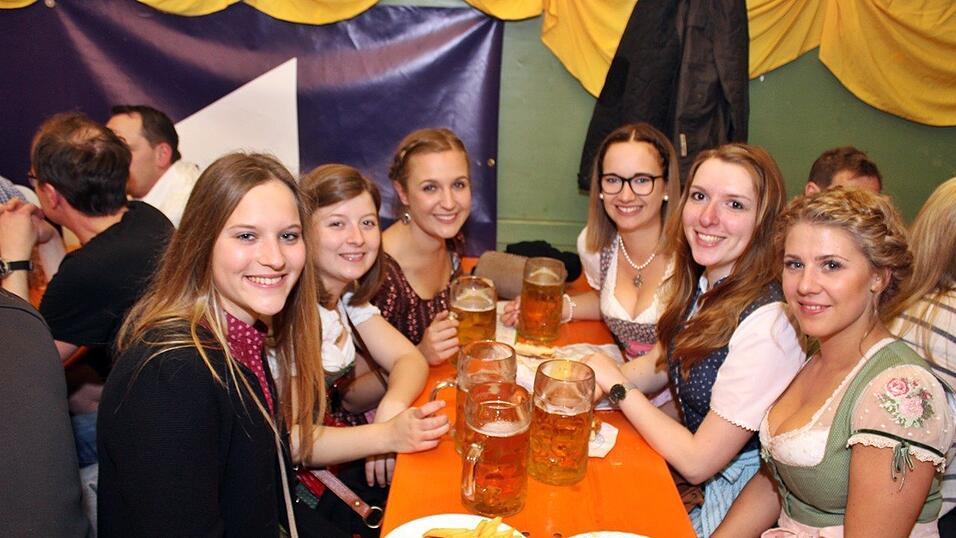 Die Fr&uuml;hjahrsdult 2017 in Landshut neigt sich dem Ende entgegen. Grund genug, noch einmal richtig in den Bierzelten zu feiern - abgerundet vom traditionellen Feuerwerk.