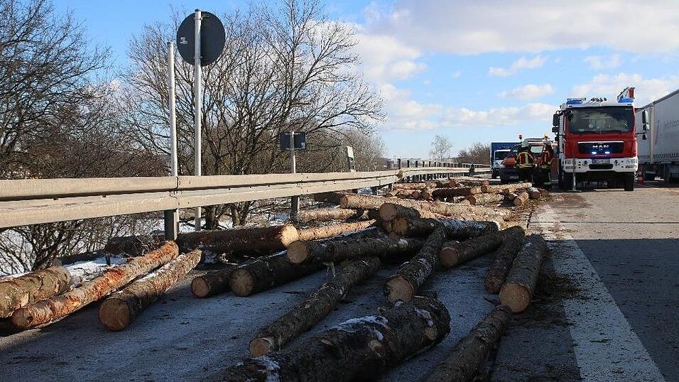 Ein Holztransporter hat am Freitag bei der Auffahrt auf die A3 bei Hengersberg diese Baumstämme verloren. Dadurch kam es zu erheblichen Verkehrsbehinderungen auf der Autobahn. Ein Holztransporter hat am Freitag bei der Auffahrt auf die A3 bei Hengersberg diese Baumstämme verloren. Dadurch kam es zu erheblichen Verkehrsbehinderungen auf der Autobahn.