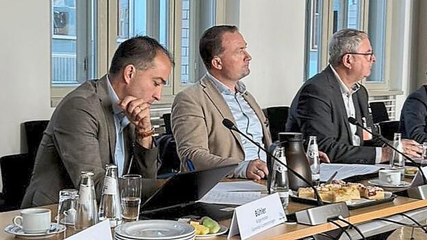 Die Unterzeichner der Berliner Erklärung (v.l.) Tobias Bühler (Bürgermeister Grundremmingen), Christian Keller (Bürgermeister Grafenrheinfeld) und Josef Klaus. Nicht im Bild: Olaf Schulze (Bürgermeister Geesthacht)  Die Unterzeichner der Berliner Erklärung (v.l.) Tobias Bühler (Bürgermeister Grundremmingen), Christian Keller (Bürgermeister Grafenrheinfeld) und Josef Klaus. Nicht im Bild: Olaf Schulze (Bürgermeister Geesthacht)