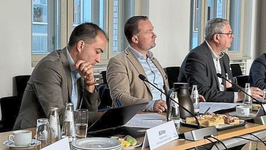 Die Unterzeichner der Berliner Erkl&auml;rung (v.l.) Tobias B&uuml;hler (B&uuml;rgermeister Grundremmingen), Christian Keller (B&uuml;rgermeister Grafenrheinfeld) und Josef Klaus. Nicht im Bild:&nbsp;Olaf Schulze (B&uuml;rgermeister Geesthacht)&nbsp;