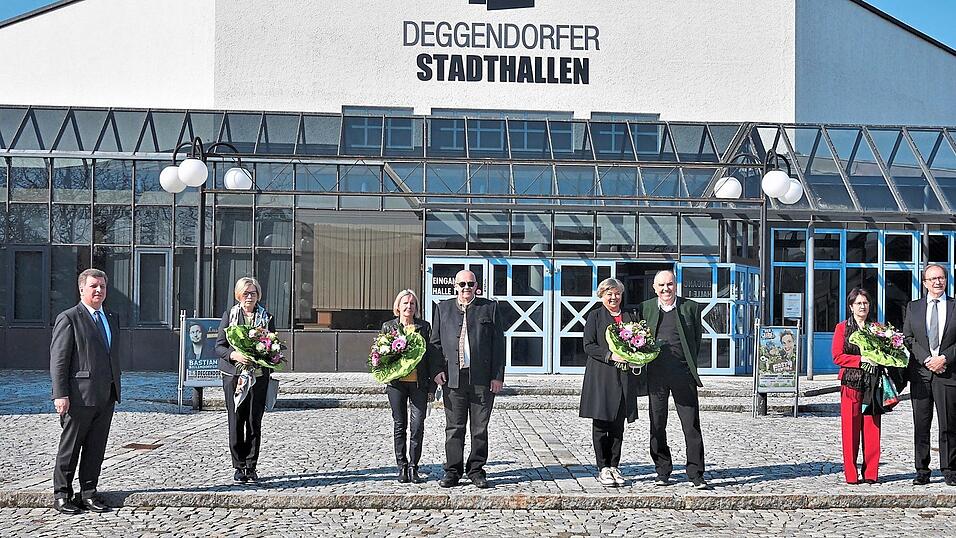 Landrat Christian Bernreiter (l.) mit den neuen Trägern des Goldenen Ehrenrings, die teilweise mit ihren Partnern gekommen waren: (v. r.) Dr. Roman Staudinger mit Ehefrau Maria, Gabriele Apfelbeck mit Ehemann Johann, Leopold Schmid mit Ehefrau Rosa sowie Hildegard Plaschzyk. Landrat Christian Bernreiter (l.) mit den neuen Trägern des Goldenen Ehrenrings, die teilweise mit ihren Partnern gekommen waren: (v. r.) Dr. Roman Staudinger mit Ehefrau Maria, Gabriele Apfelbeck mit Ehemann Johann, Leopold Schmid mit Ehefrau Rosa sowie Hildegard Plaschzyk.