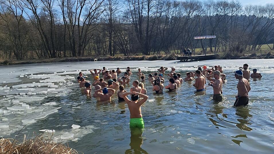 Gut 60 Besucher wagten sich am Samstag bei der Schnitzm&uuml;hle ins Wasser, der Rest verfolgte das Spektakel vom Ufer aus.