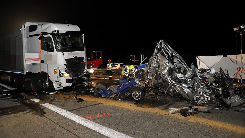 Das Auto wurde zwischen den beiden Lastwagen regelrecht zerquetscht - der Fahrer erlitt dabei tödliche Verletzungen. Das Auto wurde zwischen den beiden Lastwagen regelrecht zerquetscht - der Fahrer erlitt dabei tödliche Verletzungen.