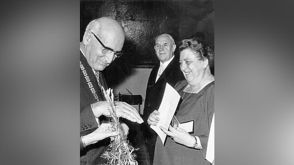 Oberbürgermeister Hermann Stiefvater (l.) überreichte Katharina Rähr als erster Frau die Bürgermedaille.