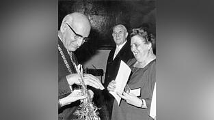 Oberbürgermeister Hermann Stiefvater (l.) überreichte Katharina Rähr als erster Frau die Bürgermedaille.