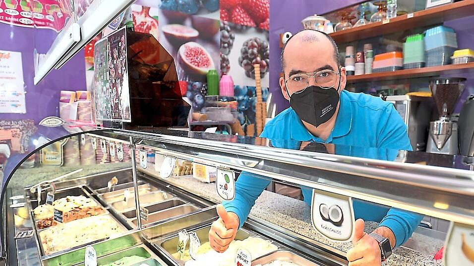Diego Candussi von 'GelatOK!' freut sich auf seine Kunden.