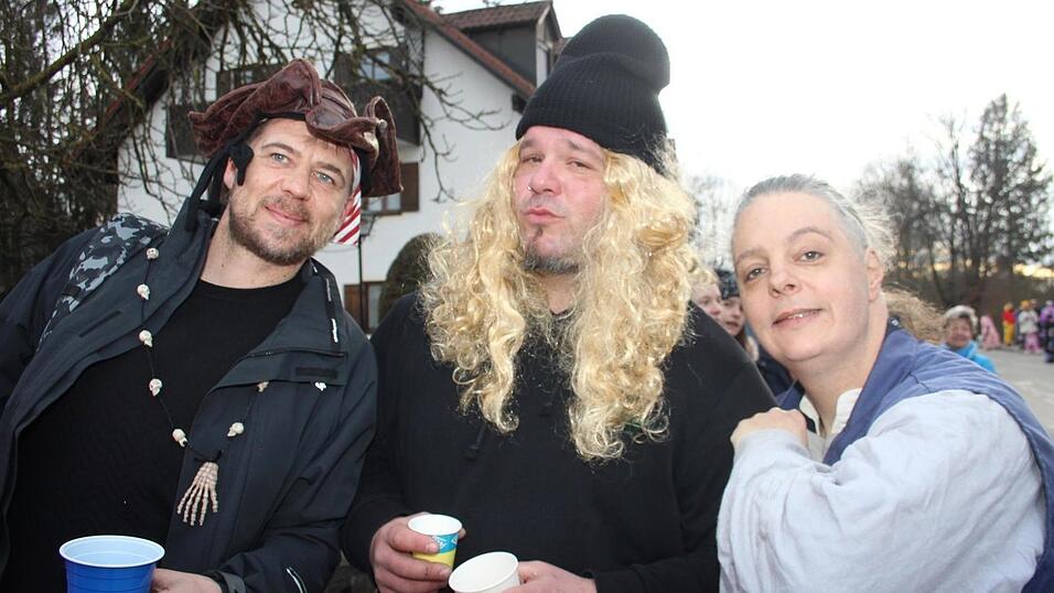 Viele Faschings-Fans haben sich am Samstag den Umzug in Langenbach angesehen. Viele Faschings-Fans haben sich am Samstag den Umzug in Langenbach angesehen.