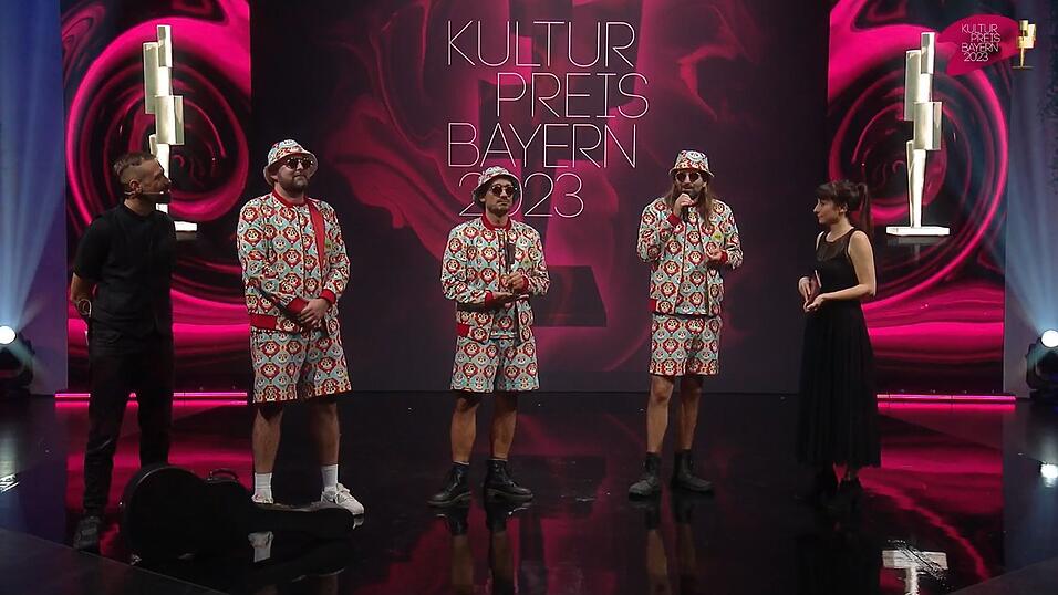 Dicht & ergreifend erklärten bei der Preisverleihung in München nur kurz, warum sie den Preis nicht annehmen. Dicht & ergreifend erklärten bei der Preisverleihung in München nur kurz, warum sie den Preis nicht annehmen.