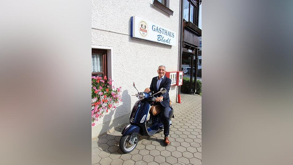 Zweirad: Landrat Ronny Raith kommt mit seiner 125er-Vespa zum Sommergespräch. Zweirad: Landrat Ronny Raith kommt mit seiner 125er-Vespa zum Sommergespräch.
