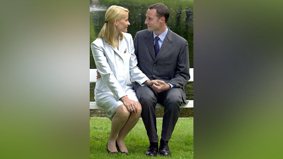 Schwer verliebt: Mette-Marit und Haakon kurz vor der Hochzeit. (Archivbild) Schwer verliebt: Mette-Marit und Haakon kurz vor der Hochzeit. (Archivbild)