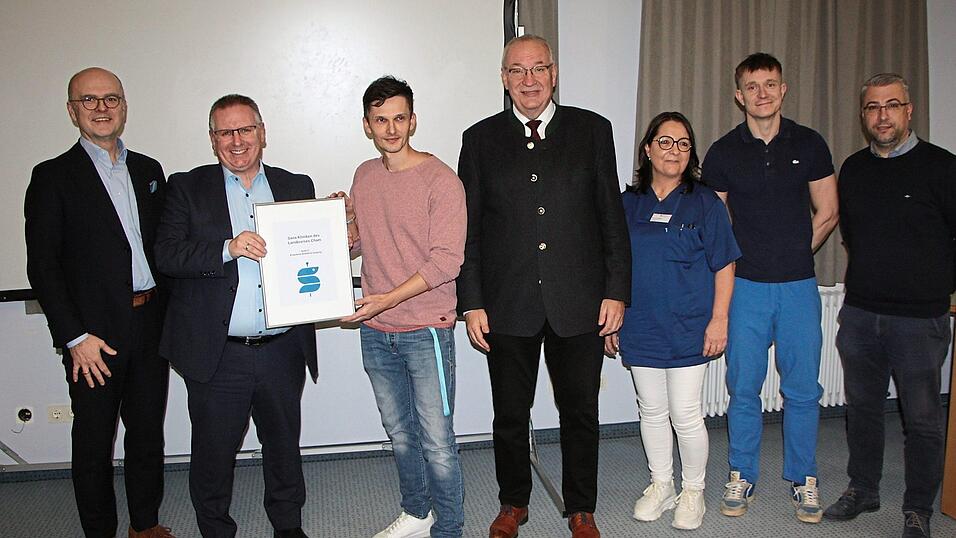 Stolz auf die Urkunde (von links): Sana-Geschäftsführer Dr. Thomas Koch, AOK-Direktor Markus Edinger, Notaufnahme-Chefarzt Dr. Christoph Sellier, Landrat Franz Löffler, Pflegeleitung Manuela Winterl, Dr. Jan Bedyne und Dr. Ermal Hyseni. Stolz auf die Urkunde (von links): Sana-Geschäftsführer Dr. Thomas Koch, AOK-Direktor Markus Edinger, Notaufnahme-Chefarzt Dr. Christoph Sellier, Landrat Franz Löffler, Pflegeleitung Manuela Winterl, Dr. Jan Bedyne und Dr. Ermal Hyseni.