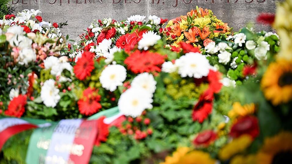 Kränze liegen vor der Gedenkfeier der Bundesregierung zum Volksaufstand 17. Juni am Mahnmal für die Opfer des Volksaufstandes auf dem Friedhof Seestraße vor dem Schriftzug „Den Opfern des 17. Juni 1953“. Kränze liegen vor der Gedenkfeier der Bundesregierung zum Volksaufstand 17. Juni am Mahnmal für die Opfer des Volksaufstandes auf dem Friedhof Seestraße vor dem Schriftzug „Den Opfern des 17. Juni 1953“.