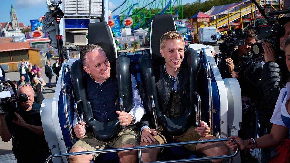 Die Vorfreude auf das Oktoberfest steigt: OB Dominik Krause (r) und Wiesn-Chef Christian Scharpf sitzen schon einmal Probe. Die Vorfreude auf das Oktoberfest steigt: OB Dominik Krause (r) und Wiesn-Chef Christian Scharpf sitzen schon einmal Probe.