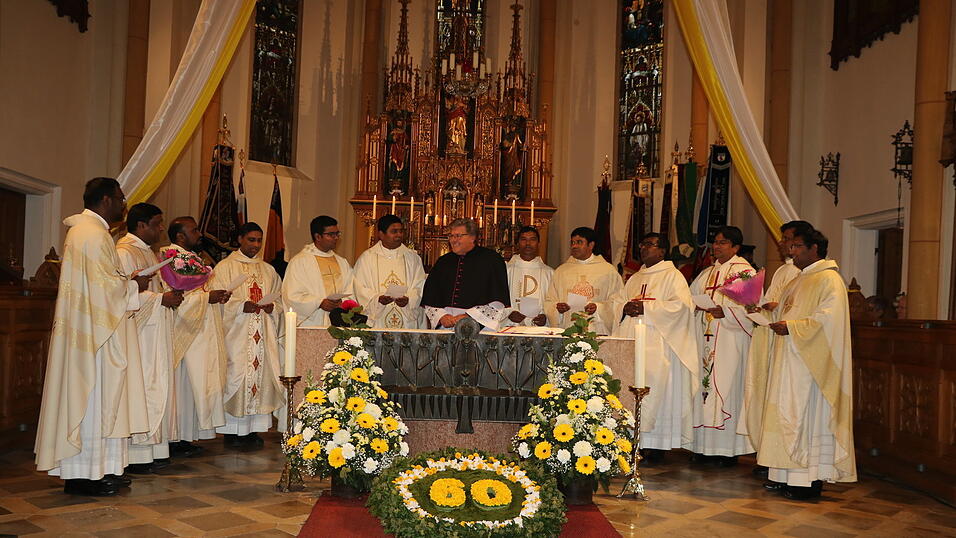 Der Ehrendomherr Günther Müller in neuer Kleidung mit seinen ehemaligen indischen Priesteramtskandidaten. Der Ehrendomherr Günther Müller in neuer Kleidung mit seinen ehemaligen indischen Priesteramtskandidaten.