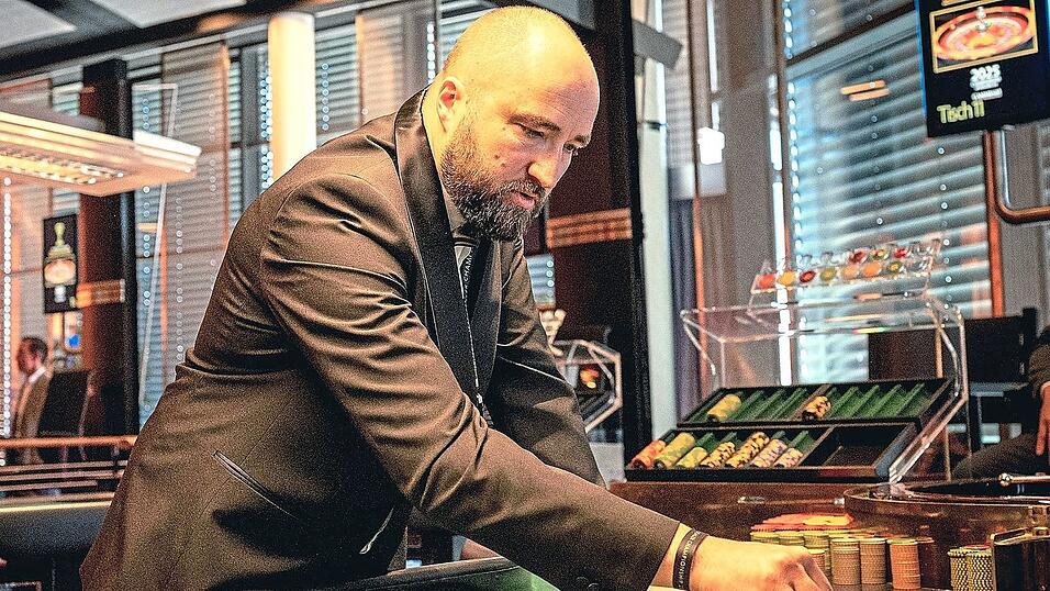 Sebastian S. ist seit rund 20 Jahren Croupier. Zu dem Beruf kommt man über eine (meist hausinterne) Ausbildung über mehrere Monate. Sebastian S. ist seit rund 20 Jahren Croupier. Zu dem Beruf kommt man über eine (meist hausinterne) Ausbildung über mehrere Monate.