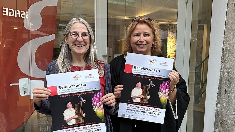 Sabine Watzlawik (links) und Martina Groh-Schad von den Soziale Initiativen werben für das Benefizkonzert.