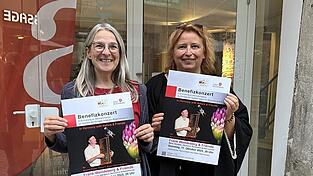 Sabine Watzlawik (links) und Martina Groh-Schad von den Soziale Initiativen werben für das Benefizkonzert.