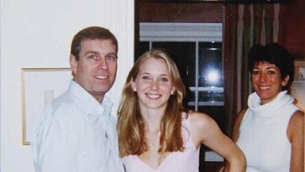 Das undatierte, vom US-Justizministerium zur Verfügung gestellte Foto zeigt Prinz Andrew (l) mit Virginia Giuffre (M.) und Ghislaine Maxwell. Die US-Amerikanerin Virginia Giuffre hatte Andrew vorgeworfen, sie als Minderjährige mehrfach missbraucht zu haben.