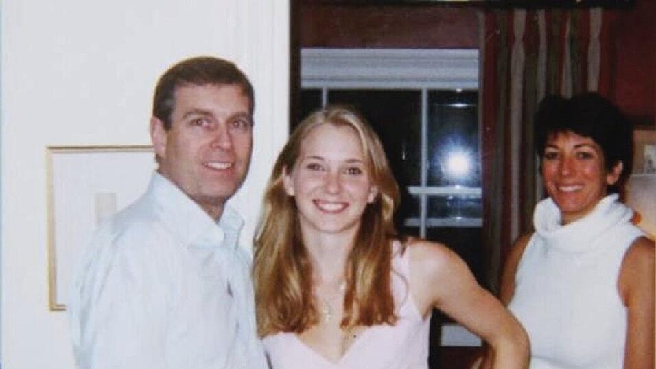 Das undatierte, vom US-Justizministerium zur Verfügung gestellte Foto zeigt Prinz Andrew (l) mit Virginia Giuffre (M.) und Ghislaine Maxwell. Die US-Amerikanerin Virginia Giuffre hatte Andrew vorgeworfen, sie als Minderjährige mehrfach missbraucht zu haben. Das undatierte, vom US-Justizministerium zur Verfügung gestellte Foto zeigt Prinz Andrew (l) mit Virginia Giuffre (M.) und Ghislaine Maxwell. Die US-Amerikanerin Virginia Giuffre hatte Andrew vorgeworfen, sie als Minderjährige mehrfach missbraucht zu haben.