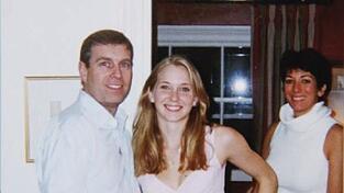 Das undatierte, vom US-Justizministerium zur Verfügung gestellte Foto zeigt Prinz Andrew (l) mit Virginia Giuffre (M.) und Ghislaine Maxwell. Die US-Amerikanerin Virginia Giuffre hatte Andrew vorgeworfen, sie als Minderjährige mehrfach missbraucht zu haben.
