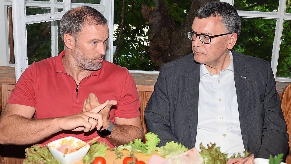 Freisings PI-Chef Andreas Wegmaier (l.) schilderte Dr. Florian Herrmann (r.), dass die vielen Bauernproteste eine Herausforderung für die Polizei waren. Freisings PI-Chef Andreas Wegmaier (l.) schilderte Dr. Florian Herrmann (r.), dass die vielen Bauernproteste eine Herausforderung für die Polizei waren.