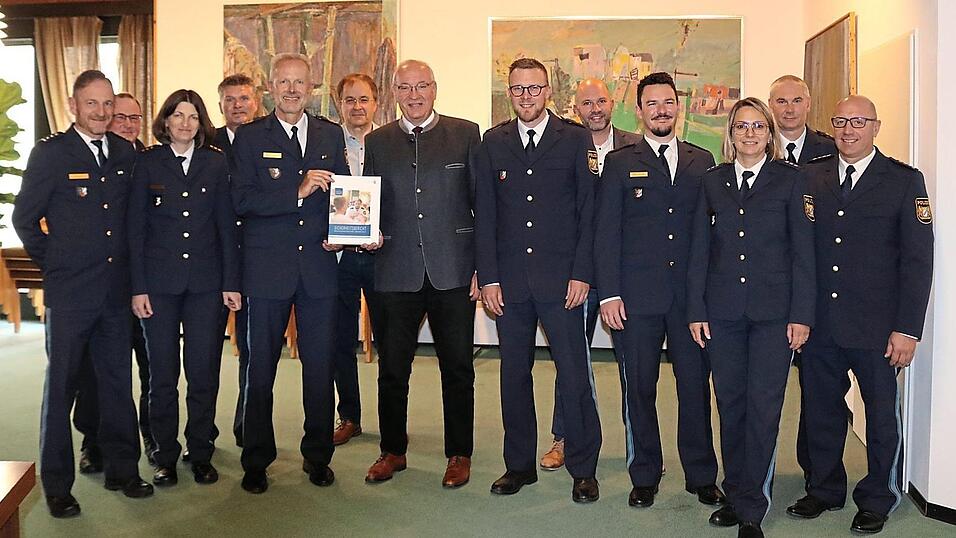 Landrat Franz L&ouml;ffler (Siebter von links) mit Vertretern der Bundes- und Landespolizei