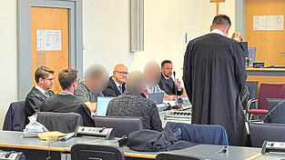 Bis zum nächsten Verhandlungstag am 6. Oktober sollen die drei sich überlegen, ob sie auf den Deal mit dem Gericht eingehen und um die vier Jahre Haft akzeptieren wollen.