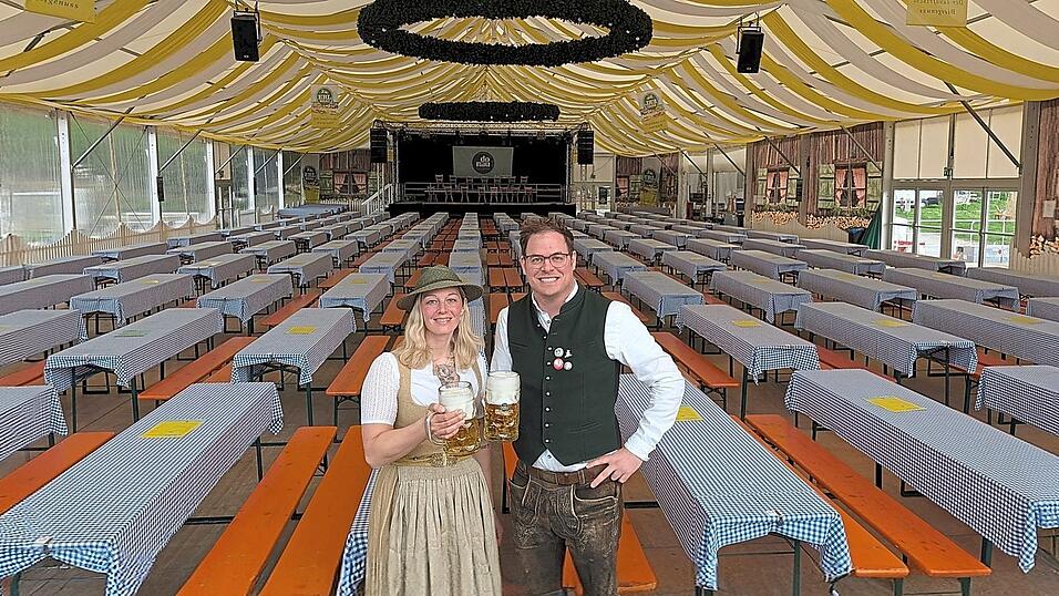 Das Festzelt f&uuml;r das Hoffest bei &bdquo;Donaufischerin&ldquo; Katharina Mayer steht schon. Braumeister Josef Erl hat ein Probebier dabei.
