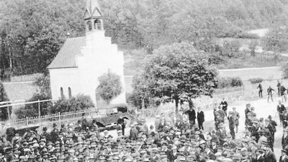 Feldtage, Kurse und Vorf&uuml;hrungen in H&uuml;ll zogen bereits Ende der 1920er-Jahre Tausende Besucher j&auml;hrlich an. Sp&auml;ter wurde an der Stelle das Institutsgeb&auml;ude mit den Gew&auml;chsh&auml;usern gebaut.
