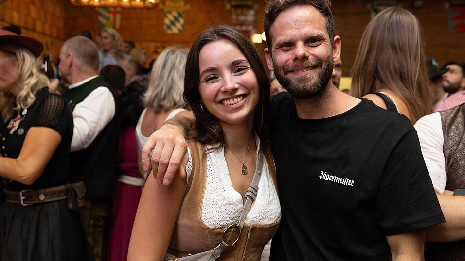 Als die Kapelle Josef Menzl am Montag, 10. August, im Festzelt Weckmann aufspielte, war die Stimmung ausgelassen. Als die Kapelle Josef Menzl am Montag, 10. August, im Festzelt Weckmann aufspielte, war die Stimmung ausgelassen.
