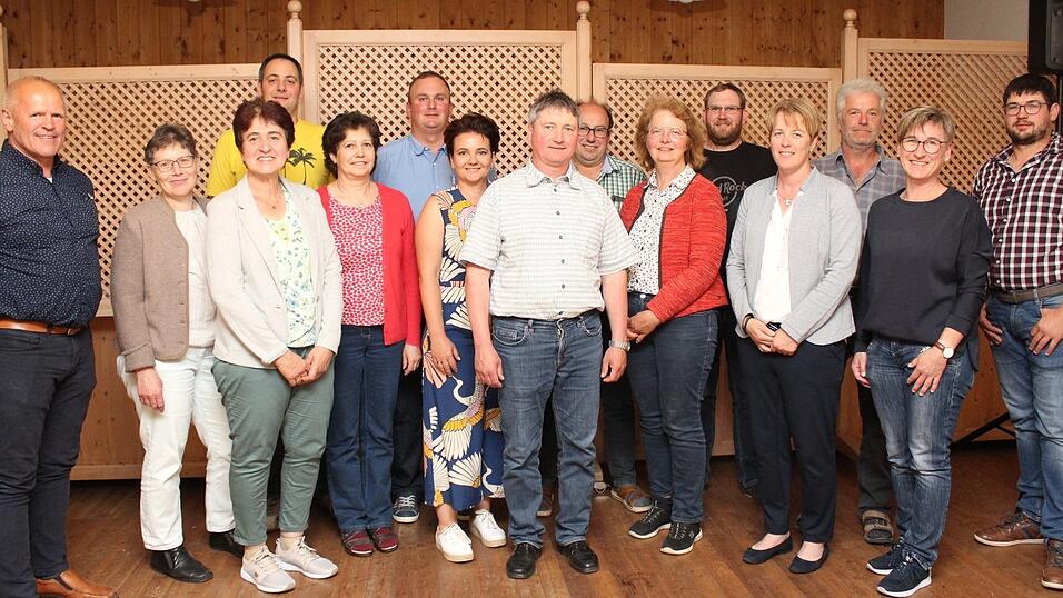Unter Leitung von Robert Willnecker (links) wurde der Vorstand f&uuml;r den neu gegr&uuml;ndeten Ortsverband gew&auml;hlt: Elke Stegm&uuml;ller (ab 2.v.l.), Sophie Gl&uuml;ck, Bernhard Winkler, Lotte Hilz, Thomas Neumaier, Christine Ebenbeck, Obmann Jakob Reischer, Franz Josef Hecker, Anita Bauer, Florian Frank, Ortsb&auml;uerin Claudia Stadler, Franz Zauner, Katrin Golginger und Hans Hilz jun.