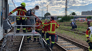Ein Schaden an der Oberleitung hatte am Donnerstagnachmittag einen Großeinsatz am Landshuter Bahnhof zur Folge. Am Freitagmittag verkehren noch immer keine Züge zwischen Landshut und Regensburg sowie zwischen Landshut und Wörth an der Isar. Ein Schaden an der Oberleitung hatte am Donnerstagnachmittag einen Großeinsatz am Landshuter Bahnhof zur Folge. Am Freitagmittag verkehren noch immer keine Züge zwischen Landshut und Regensburg sowie zwischen Landshut und Wörth an der Isar.