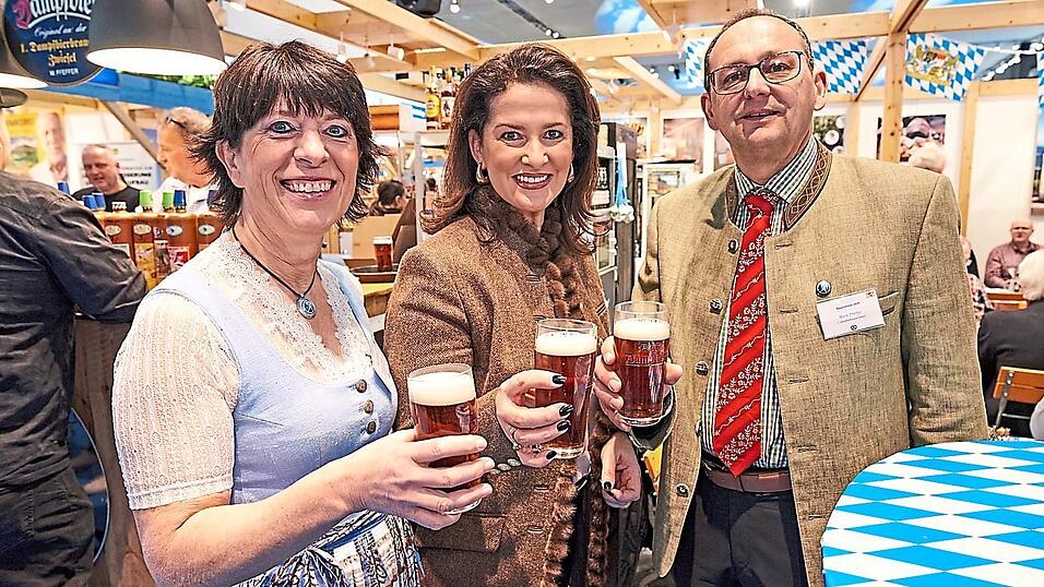 Staatsministerin Michaela Kaniber zusammen mit (v.l.) Elisabeth Pfeffer sowie Mark Pfeffer, der Leiter der Brauerei.